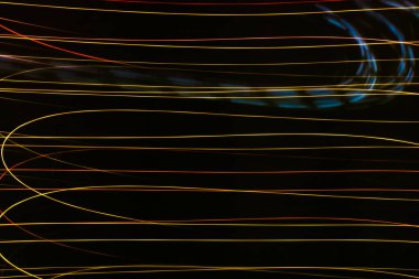 Siyah arkaplan pankartıyla soyut renkli çizgiler. Işık efekti. Arkaya. Teknoloji teması.