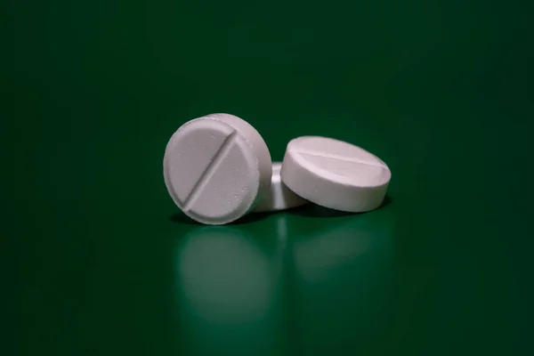 White Pills Green Background Medical Theme Selective Focus Side View — Stock Photo, Image