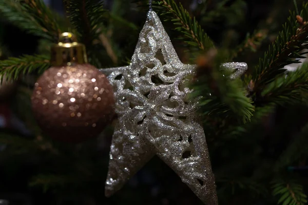 Uma Estrela Prata Brilhante Entre Agulhas Uma Árvore Natal Verde — Fotografia de Stock