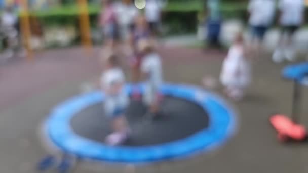 Małe Dzieci Skaczą Trampolinie Ulicznej Parku Łatwo Rozmyta Ramka Obrazu — Wideo stockowe
