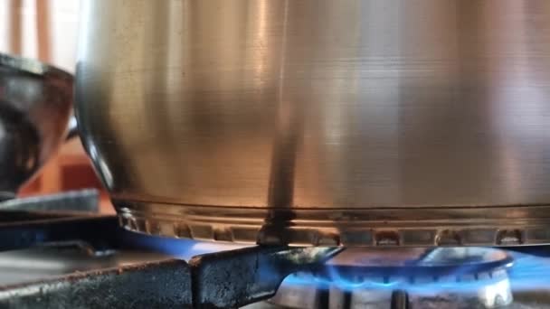 Zbliżenie Rondla Stali Nierdzewnej Stojącego Ogniu Gotowanie Żywności Kuchence Gazowej — Wideo stockowe