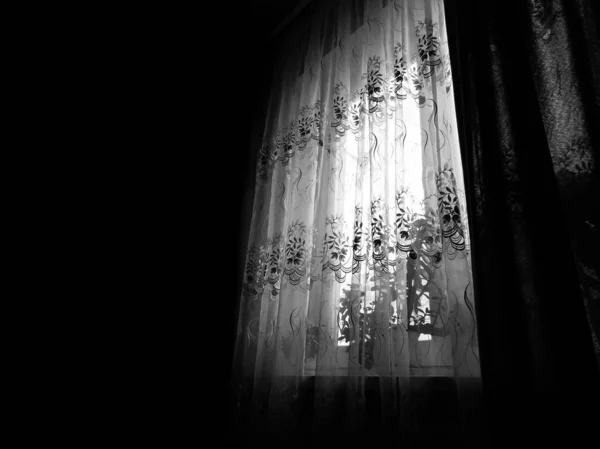 黒の背景にカーテンで窓 フラットだ ガラス越しの昼光 ノスタルジア — ストック写真