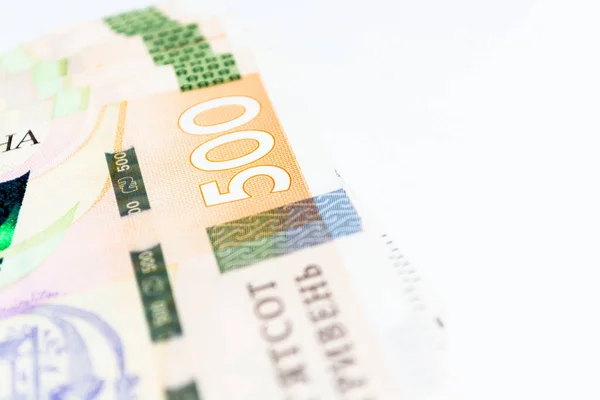 Beyaz arka planda 500 Hryvnia banknotu. Ukrayna ulusal parası.