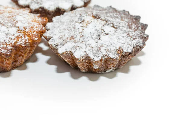 Μικρά Γλυκά Cupcakes Πασπαλισμένα Ζάχαρη Λευκό Φόντο Πλευρική Άποψη Επιλεκτική — Φωτογραφία Αρχείου