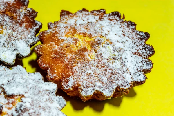 Detailní Záběr Čerstvě Upečených Muffinů Žlutém Pozadí Domácí Kuchyně — Stock fotografie