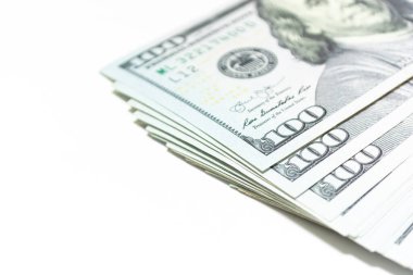 Beyaz arka planda yığınla 100 dolarlık Amerikan banknotları. İş ve Finans
