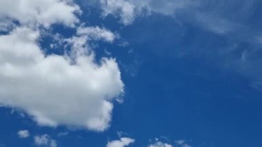 Mavi gökyüzünde büyük beyaz bulut, katman hareketi, zaman akışı