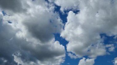 Zaman ayarlı, beyaz bulutlar hızla yüzüyor..