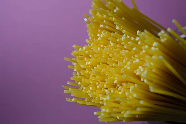 Pasta Espaguetis Racimo Sobre Fondo Púrpura Vista Final Tema Alimentación —  Fotos de Stock