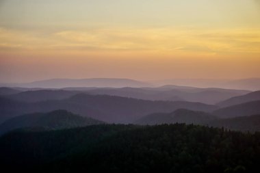 Doğada güzel bir günbatımı rezervi Krasnoyarsk Sütunları