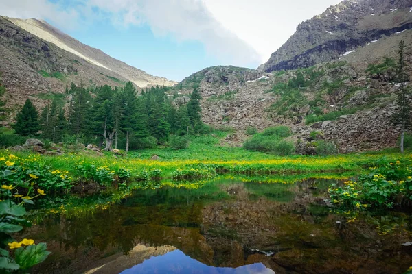 Piękne Jezioro Górach Syberyjskich Sayan — Zdjęcie stockowe