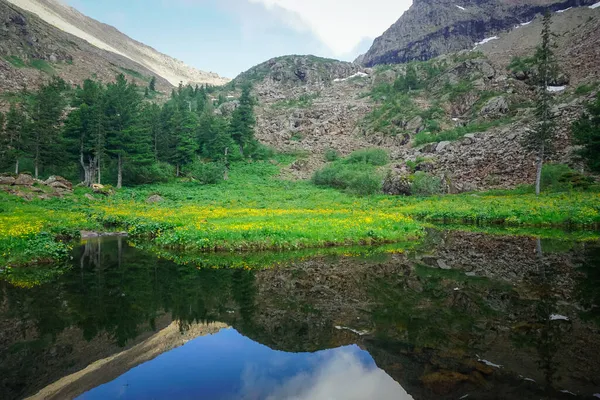 Bellissimo Lago Nelle Montagne Siberiane Sayan — Foto Stock