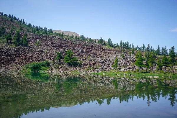 Beau Lac Dans Les Montagnes Sibériennes Sayan — Photo