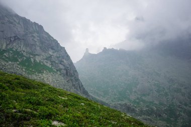 Ergaki Doğal Parkı 'nın güzel doğası. Sibirya 'daki Sayan dağlarına yürüyüş