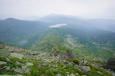 Ergaki Doğal Parkı 'nın güzel doğası. Sibirya 'daki Sayan dağlarına yürüyüş