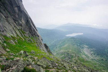 Ergaki Doğal Parkı 'nın güzel doğası. Sibirya 'daki Sayan dağlarına yürüyüş