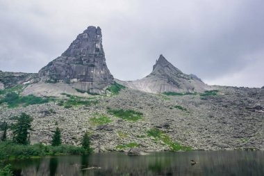 Ergaki doğal parkındaki Parabola Kayası. Sayan dağlarına yürüyüş