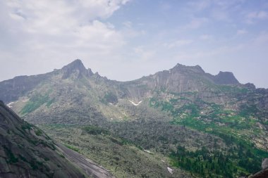 Ergaki Doğal Parkı 'nın güzel doğası. Sibirya 'daki Sayan dağlarına yürüyüş