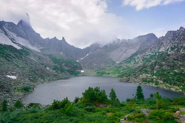 Espíritos Lago Montanha Uma Bela Cordilheira Parque Natural Ergaki — Fotografia de Stock
