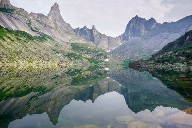 Dağ Ruhları Gölü ve Ergaki Doğal Parkı 'nda güzel bir dağ sırası.