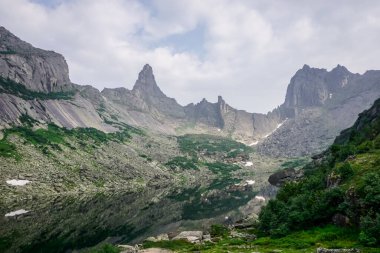 Dağ Ruhları Gölü ve Ergaki Doğal Parkı 'nda güzel bir dağ sırası.