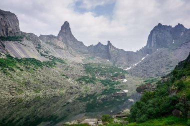 Dağ Ruhları Gölü ve Ergaki Doğal Parkı 'nda güzel bir dağ sırası.