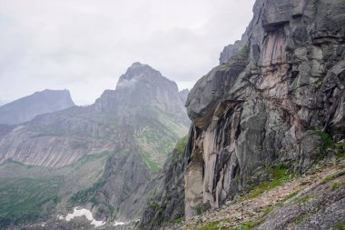 Ergaki Doğal Parkı 'nın güzel doğası. Sibirya 'daki Sayan dağlarına yürüyüş