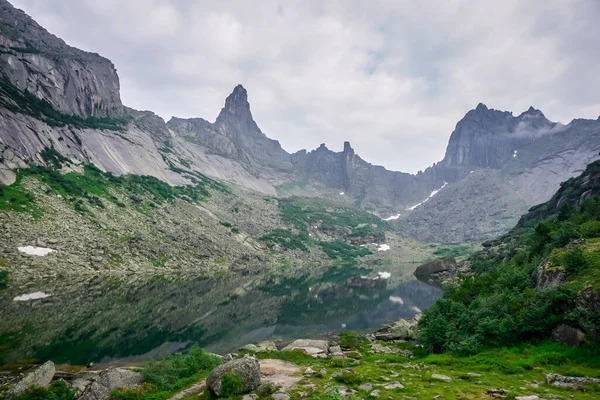 Lago Espíritus Montaña Una Hermosa Cordillera Parque Natural Ergaki — Foto de Stock