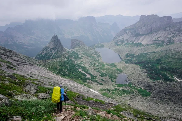 Turisté Sestupující Horského Průsmyku Přírodním Parku Ergaki — Stock fotografie