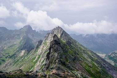 Ergaki Doğal Parkı 'nın güzel doğası. Sibirya 'daki Sayan dağlarına yürüyüş