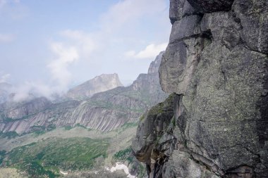 Ergaki Doğal Parkı 'nın güzel doğası. Sibirya 'daki Sayan dağlarına yürüyüş
