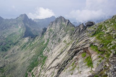 Ergaki Doğal Parkı 'nın güzel doğası. Sibirya 'daki Sayan dağlarına yürüyüş