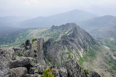 Ergaki Doğal Parkı 'nın güzel doğası. Sibirya 'daki Sayan dağlarına yürüyüş