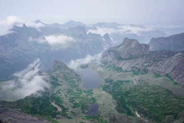 Ergaki Doğal Parkı 'nın güzel doğası. Sibirya 'daki Sayan dağlarına yürüyüş