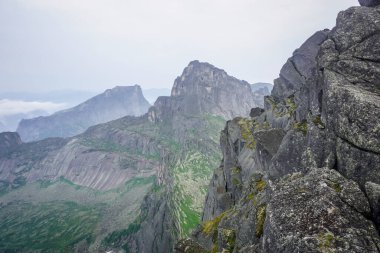 Ergaki Doğal Parkı 'nın güzel doğası. Sibirya 'daki Sayan dağlarına yürüyüş