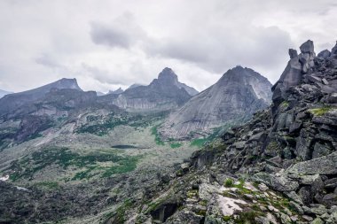 Ergaki Doğal Parkı 'nın güzel doğası. Sibirya 'daki Sayan dağlarına yürüyüş