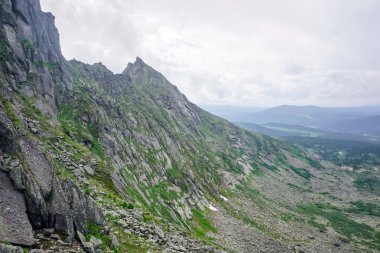 Ergaki Doğal Parkı 'nın güzel doğası. Sibirya 'daki Sayan dağlarına yürüyüş