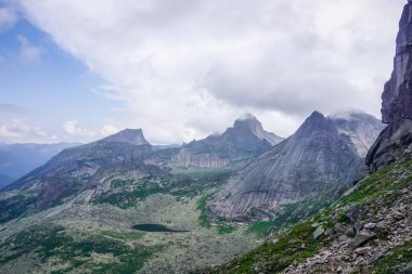 Ergaki Doğal Parkı 'nın güzel doğası. Sibirya 'daki Sayan dağlarına yürüyüş