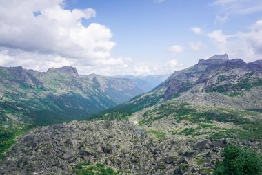 Ergaki Doğal Parkı 'nın güzel doğası. Sibirya 'daki Sayan dağlarına yürüyüş