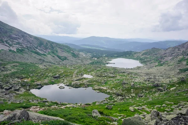 Kaunis Vuoristojärvi Ergaki Luonnonpuistossa — kuvapankkivalokuva