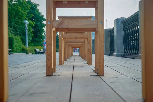 Πολλές Ξύλινες Καρέκλες Στέκονται Μία Δίπλα Στην Άλλη Στο Δρόμο — Φωτογραφία Αρχείου
