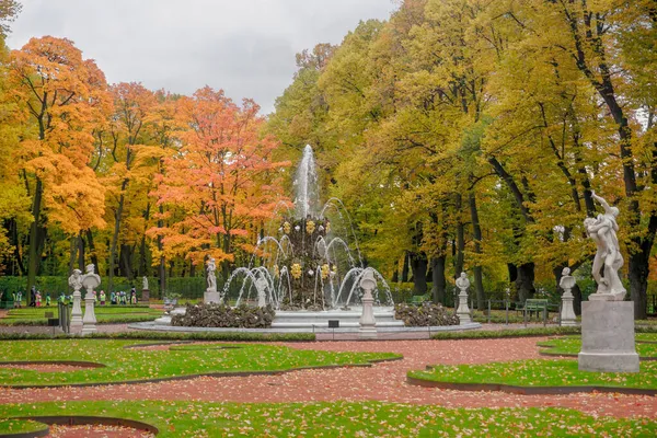 Belo Jardim Verão Outono Com Fontes São Petersburgo Rússia — Fotografia de Stock