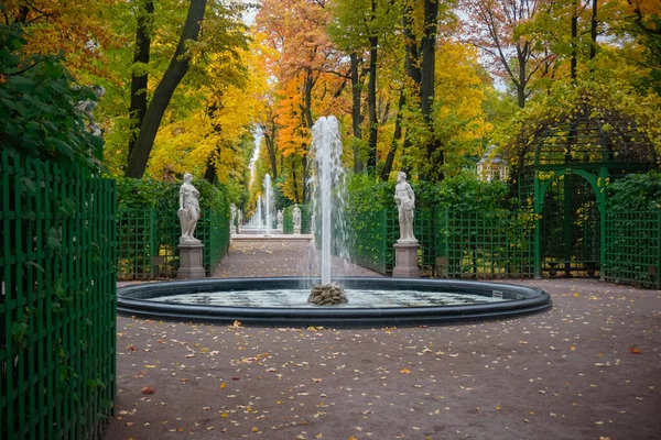 Krásná Podzimní Letní Zahrada Fontánami Petrohradě Rusku — Stock fotografie