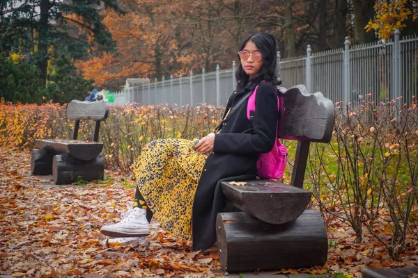 Seorang Gadis Duduk Bangku Cadangan Sebuah Taman Musim Gugur Rusia — Stok Foto