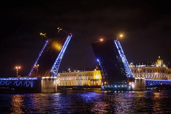 Όμορφη Γέφυρα Και Αρχιτεκτονική Βράδυ Στην Αγία Πετρούπολη Στη Ρωσία — Φωτογραφία Αρχείου