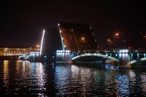 Prachtige Ophaalbrug Architectuur Nachts Petersburg Rusland — Stockfoto