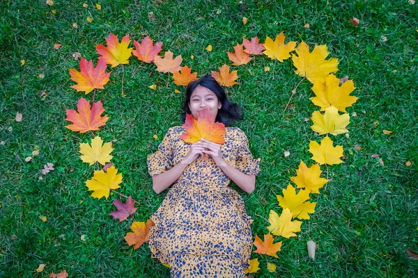 Gadis Dalam Hati Musim Gugur Yang Terbuat Dari Daun Kuning — Stok Foto