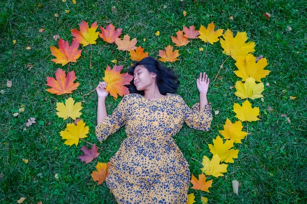 Gadis Dalam Hati Musim Gugur Yang Terbuat Dari Daun Kuning — Stok Foto
