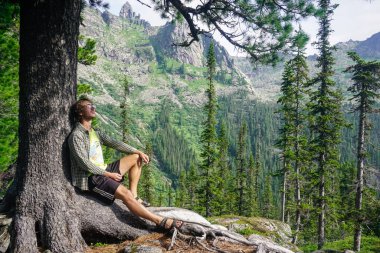 Doğal Park Ergaki, Rusya - 15 Temmuz 2019: Dağlarda doğa gezgini