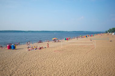 Samara, Rusya - 27 Temmuz 2019: İnsanlar şehir plajında dinleniyor
